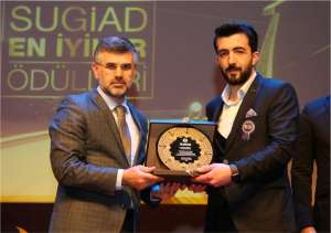 1001 Grup Genel Müdürü Cihan Benli'ye Plaket Takdimi